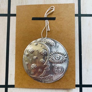 Carte de voeux en étain gaufré - Motif lune argentée