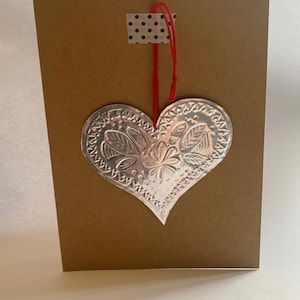 Biglietto d'auguri in latta goffrata - Design a cuore argentato