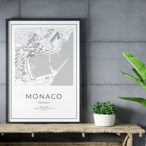 K&ouml;nnte beinhalten: Ein gerahmter Schwarz-Wei&szlig;-Druck der Rennstreckenkarte des Monaco Grand Prix. Der Druck enth&auml;lt das Wort "MONACO" und Details zur Streckenl&auml;nge und Anzahl der Kurven. Der Druck wird auf einem rustikalen Holztisch pr&auml;sentiert. Die Streckenl&auml;nge betr&auml;gt 3,337 km.