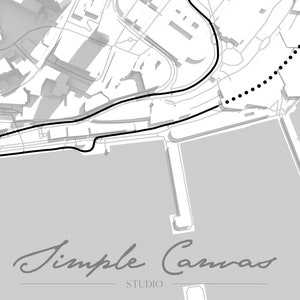 K&ouml;nnte beinhalten: Monochrome architektonische Karten-Druck mit detailliertem Stadtplan mit Stra&szlig;en, Geb&auml;uden und Uferpromenade. Das Bild enth&auml;lt den Text "Simple Canvas Studio" in einer Schreibschrift.