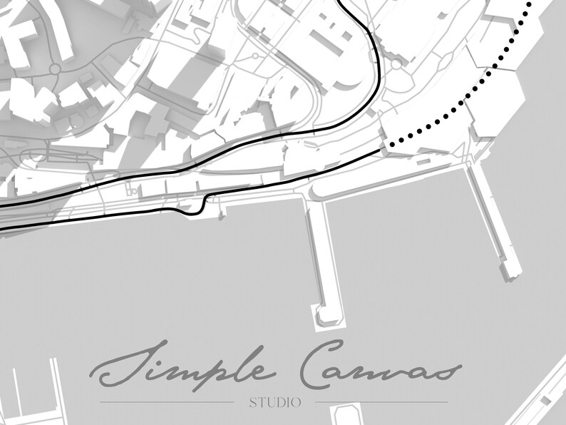 K&ouml;nnte beinhalten: Monochrome architektonische Karten-Druck mit detailliertem Stadtplan mit Stra&szlig;en, Geb&auml;uden und Uferpromenade. Das Bild enth&auml;lt den Text "Simple Canvas Studio" in einer Schreibschrift.