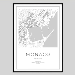 K&ouml;nnte beinhalten: Schwarz-Wei&szlig;-Druck des Monaco Grand Prix-Rennstreckenplans. Die Karte zeigt den Streckenverlauf mit Stadt und Hafen im Hintergrund. Das Wort "MONACO" ist unten zusammen mit dem Er&ouml;ffnungsjahr, der L&auml;nge und der Anzahl der Kurven aufgedruckt.