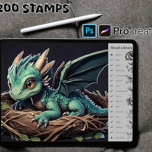 Könnte beinhalten: Eine digitale Illustration eines grünen Drachen mit großen Augen, der in einem Nest sitzt. Das Bild wird auf einem Tablet-Bildschirm mit der geöffneten Procreate-App angezeigt, die eine Liste von Pinseln zeigt. Der Text "200 STAMPS" wird oben im Bild angezeigt.
