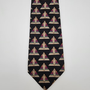 Puede incluir: Una corbata de seda negra con un patrón repetido de triángulos dorados, burdeos y verdes. Cada triángulo presenta un diseño estilizado en su interior.