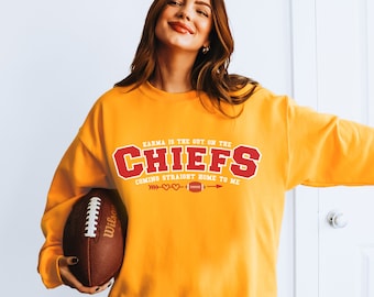 Karma to facet na bluzie Chiefs, koszulce Chiefs Era, bluzie KC Chiefs, koszulce Taylor Travis, koszulce Swiftie, chłopaku Go Taylors