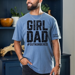 Aangepast shirt meisje papa, outnumbered Dad T-shirt, gepersonaliseerde comfortkleuren, grappig vaderdagcadeau, shirt vader van meisjes, cadeau-idee meisje papa