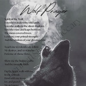 Puede incluir: Imagen en blanco y negro de un lobo aullando a la luna. La imagen está acompañada de un poema titulado "Oración del lobo" que habla de la fuerza y la sabiduría de los lobos.