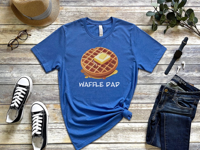 K&ouml;nnte beinhalten: Ein blaues T-Shirt mit einem Waffel-Motiv und dem Aufdruck "Waffle Dad".