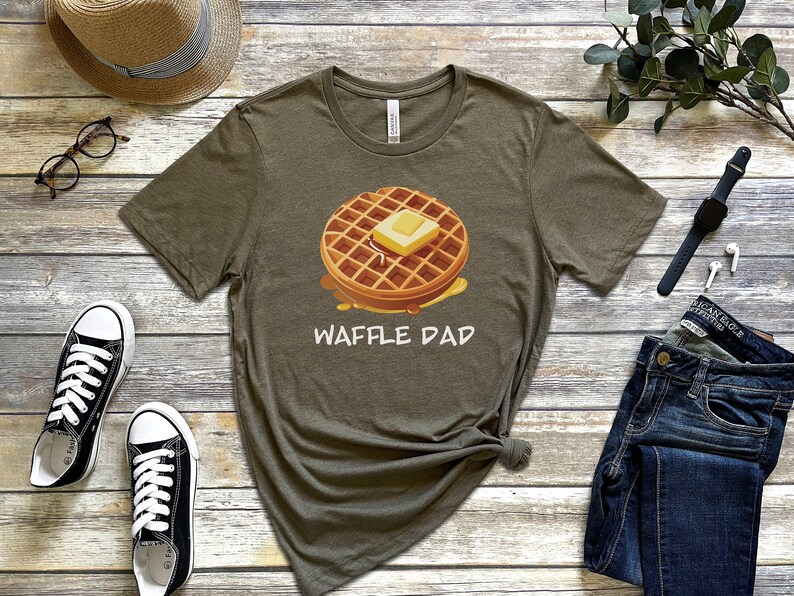 K&ouml;nnte beinhalten: Ein gr&uuml;nes T-Shirt mit einer Waffelgrafik und dem Aufdruck "Waffle Dad".