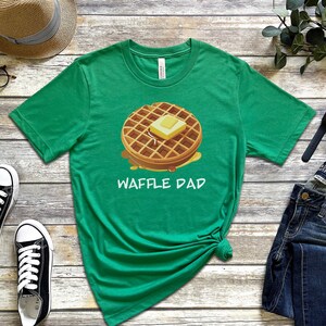 K&ouml;nnte beinhalten: Gr&uuml;nes T-Shirt mit einem Waffel-Motiv und dem Aufdruck "Waffle Dad".