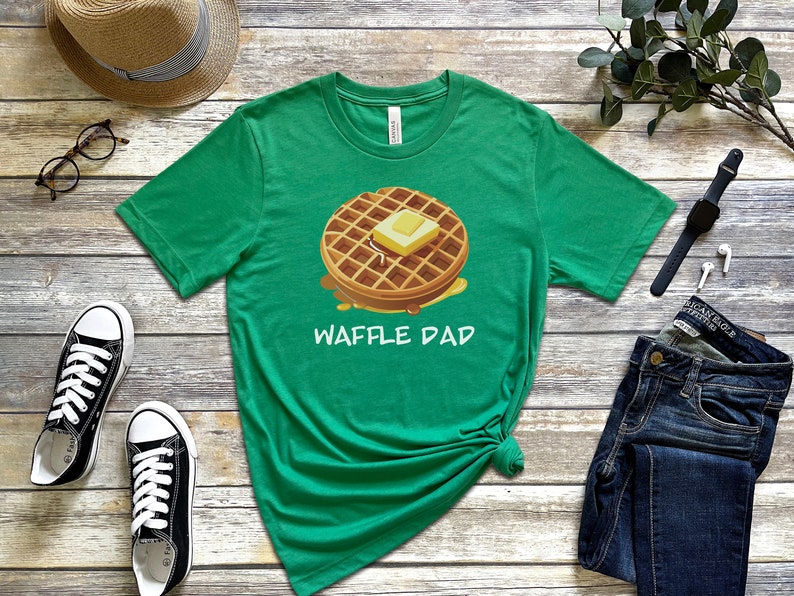 K&ouml;nnte beinhalten: Gr&uuml;nes T-Shirt mit einem Waffel-Motiv und dem Aufdruck "Waffle Dad".