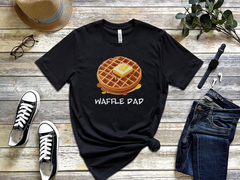 K&ouml;nnte beinhalten: Schwarzes T-Shirt mit einem Waffel-Motiv und dem Aufdruck "Waffle Dad".