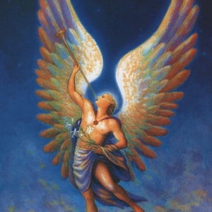 以下が含まれることがあります： 虹色の大きな羽根を持つ天使が、金色のトランペットを吹いている絵画。天使は岩場の上に立っており、背景には青い空と雲が広がっている。