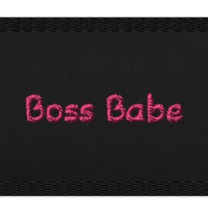 Può includere: Toppa rettangolare nera con testo ricamato rosa che recita "Boss Babe".