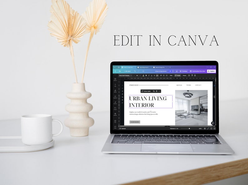 Pu&ograve; includere: Un computer portatile che mostra un design di sito web in Canva. Il sito web &egrave; per un'azienda di interior design e presenta il testo "Urban Living Interior".