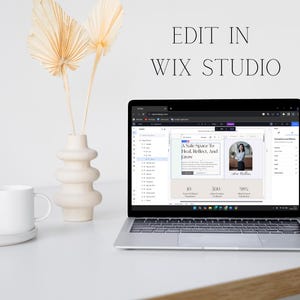 Może przedstawiać: Laptop wyświetlający projekt strony internetowej z tekstem "A Safe Space To Heal, Reflect, And Grow". Na zdjęciu znajduje się r&oacute;wnież biały kubek, dekoracyjny wazon z suszonymi roślinami oraz tekst "EDIT IN WIX STUDIO."