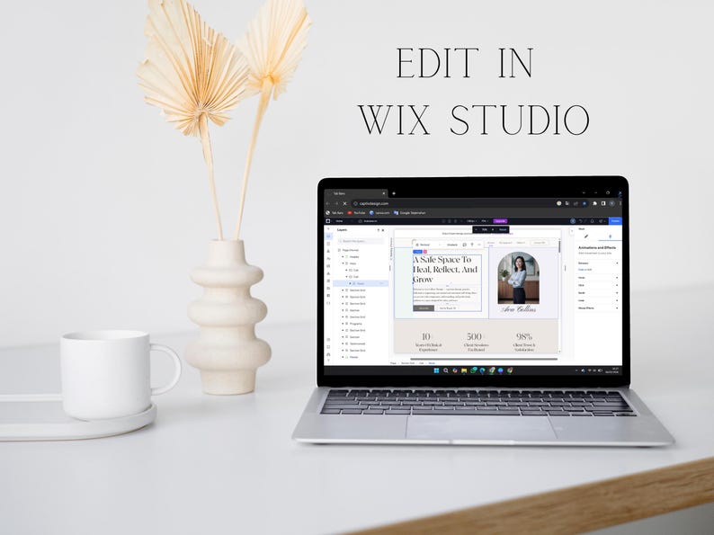 Może przedstawiać: Laptop wyświetlający projekt strony internetowej z tekstem "A Safe Space To Heal, Reflect, And Grow". Na zdjęciu znajduje się r&oacute;wnież biały kubek, dekoracyjny wazon z suszonymi roślinami oraz tekst "EDIT IN WIX STUDIO."