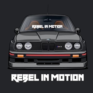 Op de afbeelding: Een zwarte BMW M3 met een rode streep op de voorbumper. De auto heeft een witte sticker op de voorruit met de tekst "Rebel in Motion".