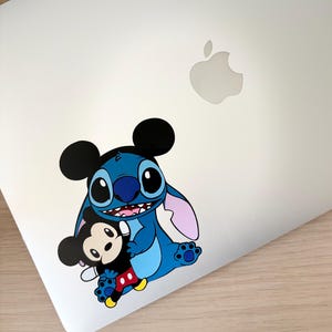 Adesivo/decalcomania a colori raffigurante una creatura blu con un peluche. Adesivo per laptop / bottiglia d'acqua / porta pranzo / auto / agenda / ...