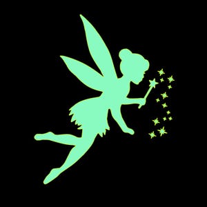 Könnte beinhalten: Eine grüne Feensilhouette mit Flügeln und einem Zauberstab, die Glitzersterne verstreut. Die Fee fliegt mit einem ausgestreckten Bein und dem anderen gebeugt.