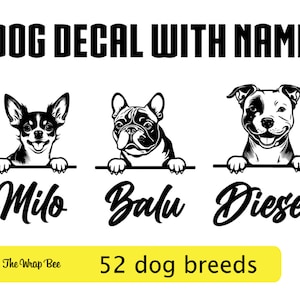 Op de afbeelding: Zwart-witte illustraties van drie hondenrassen: een chihuahua, een Franse bulldog en een pitbull. Elke hond kijkt over een banner met zijn naam: Milo, Balu en Diesel. De tekst "DOG DECAL WITH NAME" staat bovenaan de afbeelding. De tekst "52 dog breeds" staat onderaan de afbeelding.