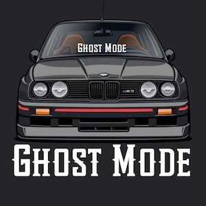Puede incluir: Un BMW M3 negro con una franja roja en el parachoques delantero. El parabrisas tiene una pegatina que dice "Ghost Mode". El coche está sobre un fondo gris oscuro.