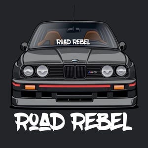 Op de afbeelding: Een zwarte BMW M3 met een rode streep op de voorbumper. De auto heeft een sticker op de voorruit die "Road Rebel" zegt.