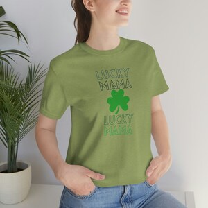 Koszulka Lucky Mama, prezent na Dzień Świętego Patryka dla mam, prezent na Dzień Matki, koszulka dla mam, Lucky Mom, amulet na szczęście, odzież Irish Pride