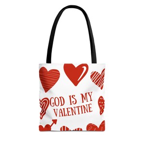 Puede incluir: Bolsa de tela blanca con corazones rojos y el texto "Dios es mi Valentín".