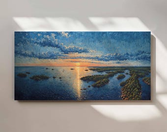 Puede incluir: Pintura al óleo de una puesta de sol sobre una masa de agua con islas. El cielo es una mezcla de azul, naranja y amarillo, con nubes. El agua refleja los colores del cielo y las islas están cubiertas de árboles verdes.