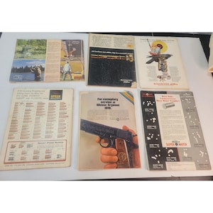 Puede incluir: Una colección de revistas y anuncios vintage, con imágenes de armas de fuego, municiones y actividades al aire libre. Las revistas tienen una estética retro con texto e ilustraciones.