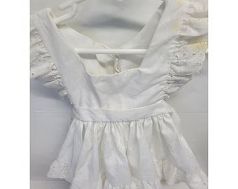 Vestido peto blanco con ojales y volantes, estilo vintage de Miss Quality, talla 2T, 3086A, cuello cuadrado.
