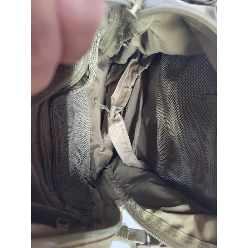 Mochila táctica Fieldline Mossy Oak Camo color canela para caza y senderismo con sistema MOLLE. imagen 12