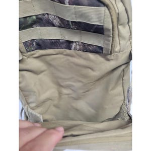 Mochila táctica Fieldline Mossy Oak Camo color canela para caza y senderismo con sistema MOLLE. imagen 4