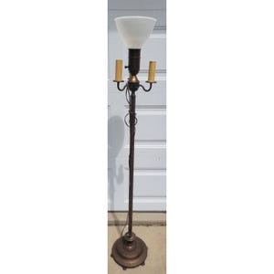 Vintage Torchiere golvlampa med mjölkglasskärm, 3 ljushållare, bronsfärgad utsmyckad bas