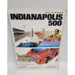 Può includere: Programma ufficiale dell'Indianapolis 500 del 1977. La copertina presenta illustrazioni di auto da corsa, la pista e il testo "INDIANAPOLIS 500". Il testo aggiuntivo include "61st 500 Mile Race: May 29, 1977" e "Complete Entries Cars & Drivers".