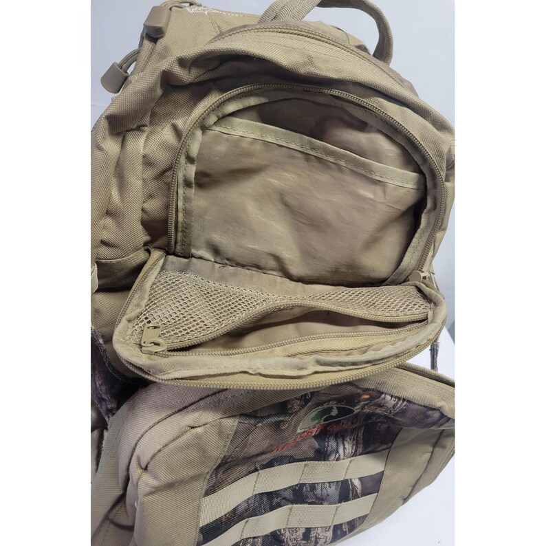 Mochila táctica Fieldline Mossy Oak Camo color canela para caza y senderismo con sistema MOLLE. imagen 11