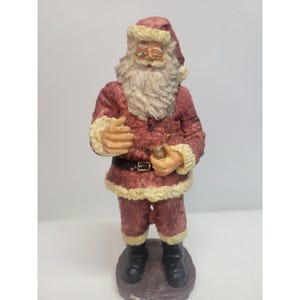 Vintage feestelijk kerstmanbeeldje met kerstdecor