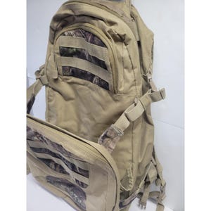 Mochila táctica Fieldline Mossy Oak Camo color canela para caza y senderismo con sistema MOLLE. imagen 15