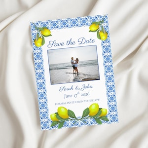 Cartão de reserva de data Amalfi In Love Cartão de reserva de data editável Modelo Canva para impressão Noivado Reserve nossa data Anúncio de data de casamento