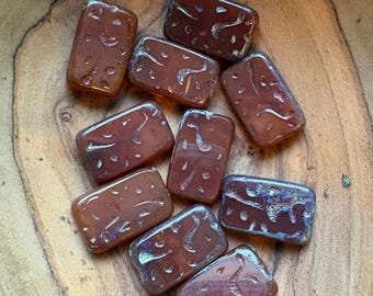 Contas retangulares de vidro checo gravadas, 18 x 12 mm, com acabamento em telhado vermelho, lapidadas à mesa, pacote com 10 peças.