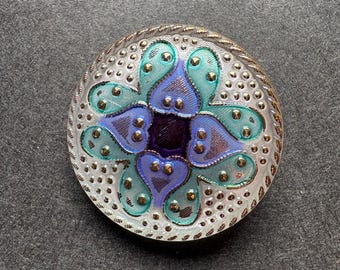 Botão de vidro checo de 1-1/4" com corações rendados e acabamento em tons pastel brilhante.
