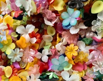 Mix de flores de acrílico em lucite, tamanho médio a grande, com flores de campânula, clematite, orquídea e margarida, 15 gramas.