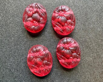 Conjunto de 4 contas ovais de vidro alemão com acabamento rubi e dois furos gravados.