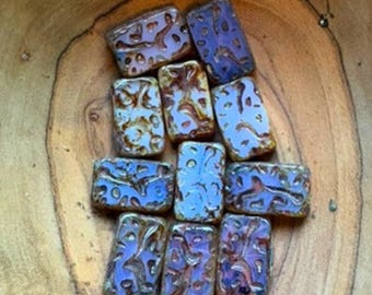 Contas retangulares de vidro checo gravadas, 18 x 12 mm, Ondas Lavanda, Corte à Mesa, 10 peças.