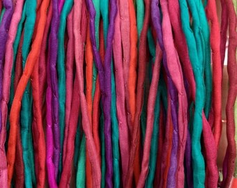 Cores escuras: Pacote com 10 cordões de seda tingidos à mão em cores escuras sortidas, 2 mm de espessura.