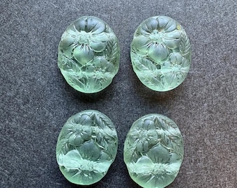 Conjunto de 4 contas ovais de vidro alemão Erinite com dois furos e gravação.