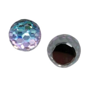 K&ouml;nnte beinhalten: Zwei runde, irisierende Glasperlen. Eine Perle ist hellblau und lila mit einem facettierten Design. Die andere Perle ist dunkelgrau mit einer glatten Oberfl&auml;che.