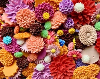 Mix de Cabochões de Flores em Lucite: Cores e Tamanhos Variados (20 gramas)