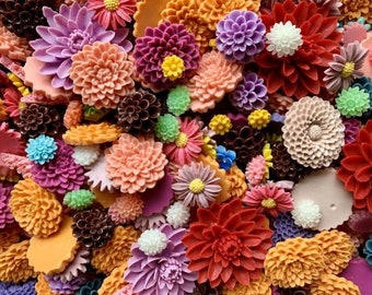 Mix de Cabochões de Flores em Lucite: Cores e Tamanhos Variados (20 gramas)